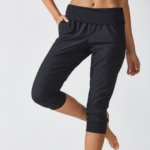 NWT Fabletics Athletic Labaree Capri Pants Black Small
